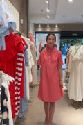 Vestido de rayas.
