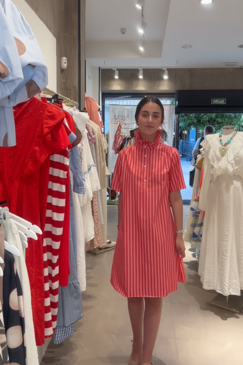 Vestido de rayas.
