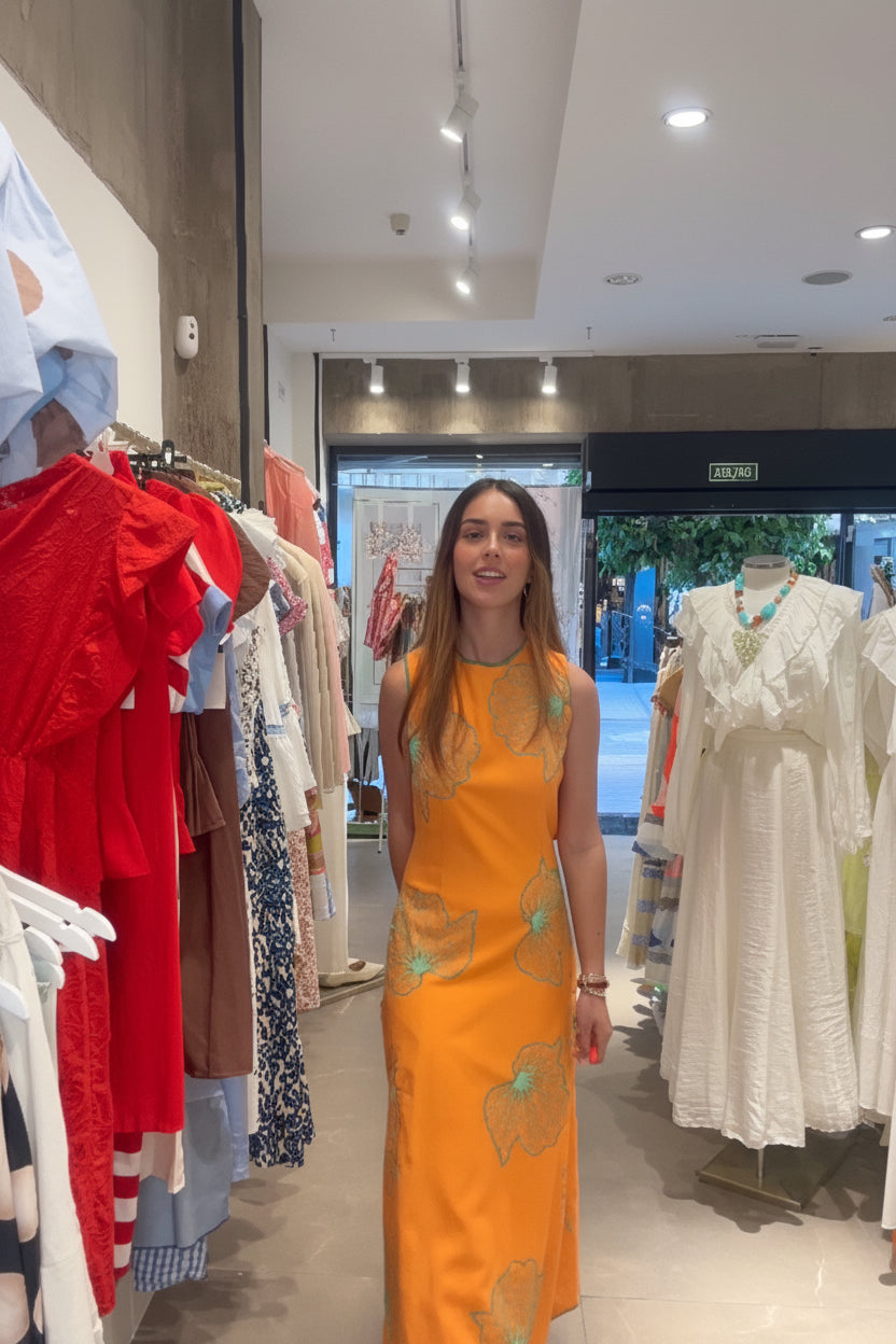 Vestido naranja flores.